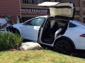 Tesla Model X Ini Ngegas Sendiri Sampai Tabrak Bangunan