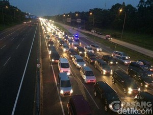 Terjebak Macet di Dalam Mobil, Sebaiknya Buka atau Tutup Jendela?