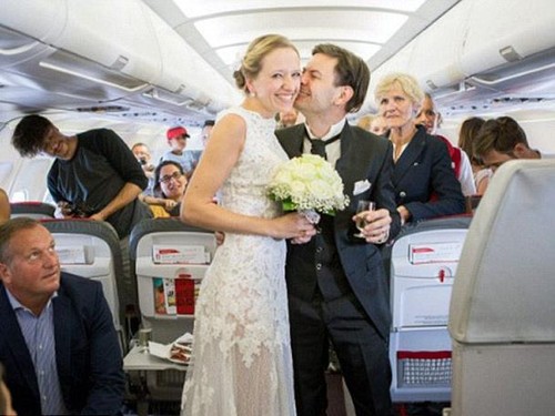 Wanita Ini Dikejutkan Karena Dilamar dan Dinikahi Kekasih Dalam Pesawat