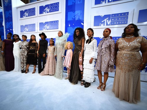 Gandeng Ibu-ibu, Beyonce Buat Pernyataan Politik di MTV VMA 2016 Gandeng Ibu-ibu, Beyonce Buat Pernyataan Politik di MTV VMA 2016