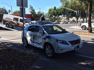 Mobil Otonom Google Ditabrak Penerobos Lampu Merah