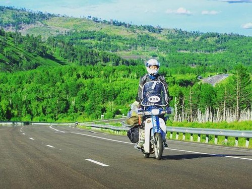 Pria Korea Menjelajah Sejauh 18.000 Km dengan Motor Bebek 110 cc