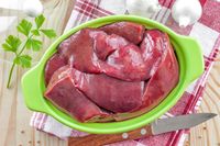 Hati sapi dengan porsi 68 gram menyimpan sebanyak 130 kkal, lemak 4 gram dan protein sebesar 20 gram. Hati sapi merupakan sumber vitamin A, asam folat dan zat besi. Ini juga mengandung Coenzyme Q10 (CoQ10), yang penting untuk fungsi kardiovaskular seseorang. Foto: Thinkstock