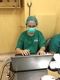 dr Neimy Novitasari, SpS memantau gelombang otak pasien untuk mengevaluasi apakah tim dokter sudah mengambil tumor dengan tepat tanpa mengganggu jaringan otak sehat yang ada di sekelilingnya. (Foto: Tim dr Irwan Barlian, SpBS (K)