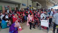 Menunggu 7 Jam, Ratusan Jemaah Abu Tours 'Telantar' di Bandara
