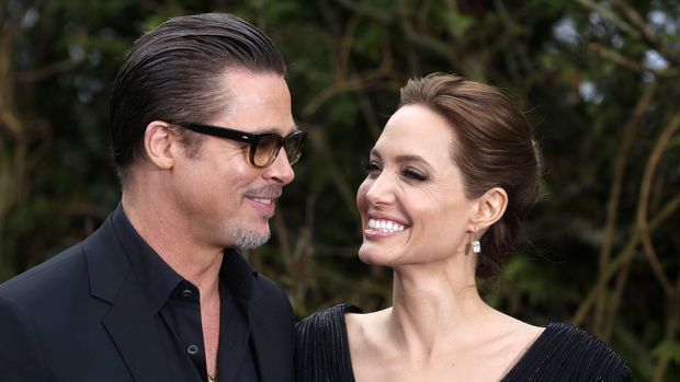 Angelina Jolie dan Brad Pitt menyambut anak kembar mereka melalui persalinan caesar di Perancis pada 2008 silam.