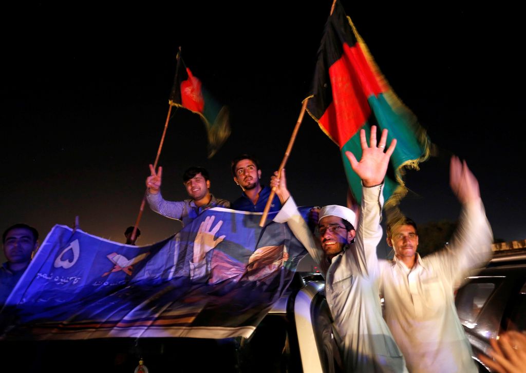 Para pendukung Ghani (REUTERS/Mohammad Ismail)