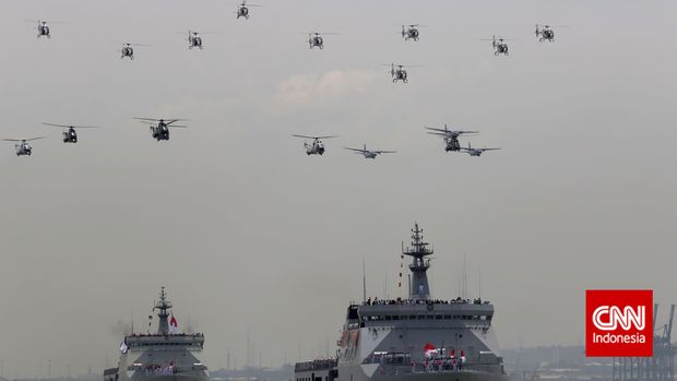 Sejumlah helikopter dan pesawat hercules serta KRI melakukan sailing pass dan flying pass pada Perayaan HUT Ke-69 TNI di Dermaga Ujung Armada RI Kawasan Timur (Armatim), Surabaya, Selasa, 7 Oktober 2014.