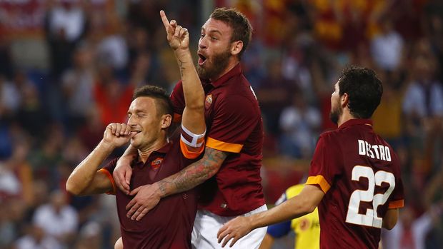 Daniele De Rossi (tengah) akan menjadi kapten AS Roma musim depan.