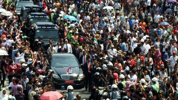 Iring-iringan mobil Presiden.
