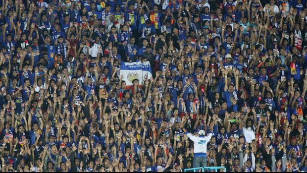 Suporter setia Arema, Aremania, selalu memenuhi stadion tempat klub tersebut tampil.
