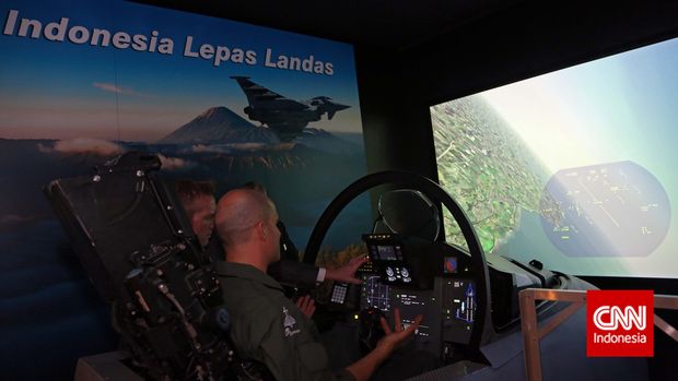 Petugas mengoperasikan Eurofighter Typhoon Simulator pada Indo Defence Expo 2014 di JIEXPO Kemayoran, Jakarta, Rabu 5 November 2014. Pameran industri pertahanan berskala internasional ini diikuti sekitar 15 ribu delegasi dan 600 perusahaan dari 50 negara. (CNN Indonesia/Adhi Wicaksono)