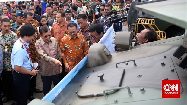 Wapres Jusuf Kalla (kedua kiri) didampingi Menteri ESDM Sudirman Said (kanan) memeriksa kendaraan tempur buatan Pindad pada Indo Defence Expo 2014 di JIEXPO Kemayoran, Jakarta, Rabu 5 November 2014.
