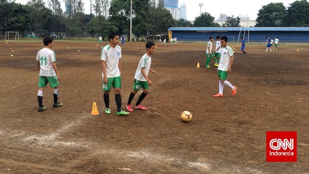 Jakarta masih minim lapangan sepak bola yang berkualitas.