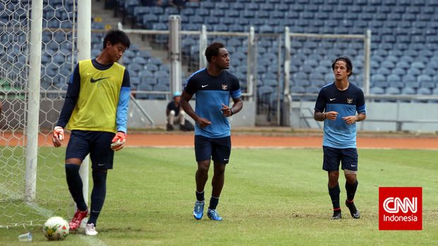 Victor Igbonefo (tengah) dipanggil Timnas Indonesia bersama Febri Hariyadi.