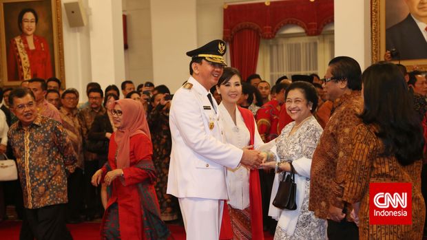 Basuki Tjahja Purnama (Ahok) dan istri Veronica Tan menerima ucapan selamat dari Presiden RI ke-5, Megawati usai pelantikan menjadi Gubernur DKI Jakarta di Istana Negara, Jakarta, Rabu (19/11/2014).