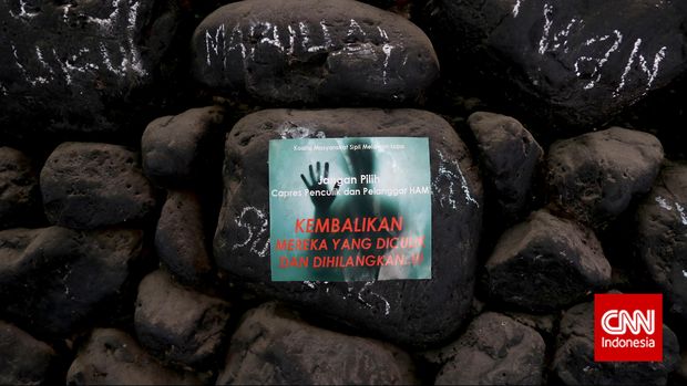 Stiker terkait penculikan tertempel di kantor Kontras, Jakarta