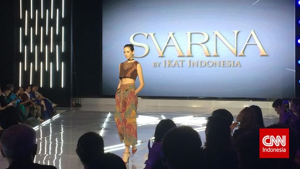 Deretan Perancang Busana yang Olah Tenun Indonesia