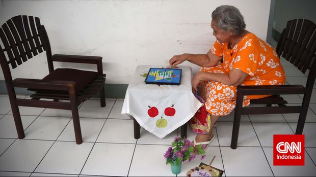 Permainan asah otak seperti ludo juga bisa membantu merangsang kognitif pada lansia.
