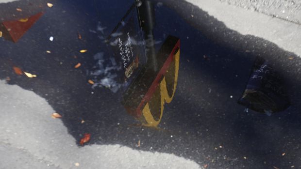 McDonald's Malaysia tidak bisa melayani keluhan para pegawai yang mengaku dieksploitasi. (Reuters/Issei Kato)