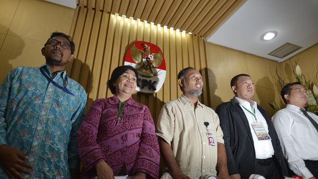 Kepala BNP2TKI Nusron Wahid (kedua kanan) usai rapat di Gedung KPK. 
