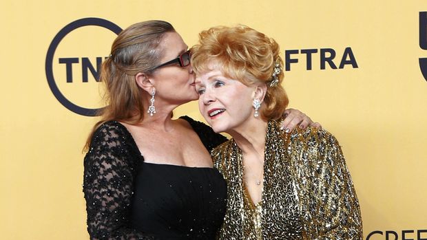 Carrie Fisher dan Debbie Reynolds mendapat tribute di Golden Globes 2017.