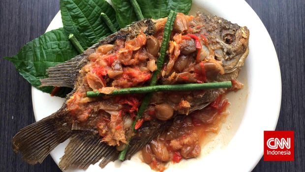 pecak gurame merupakan hidangan betawi berupa ikan gurame goreng yang disiram sambal pedas