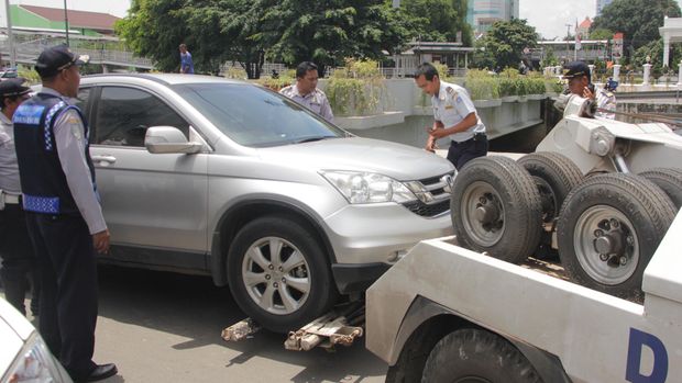 Ilustrasi petugas Dishub DKI Jakarta melakukan penderekan mobil yang diduga parkir liar.