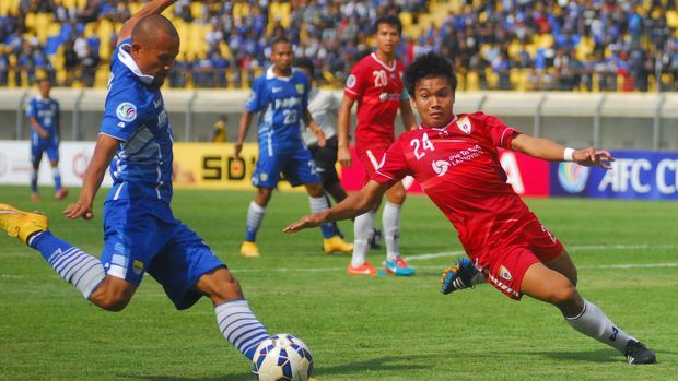 Bek senior Persib Bandung Supardi Nasir memuji kerja keras juniornya, Henhen Hendiana.