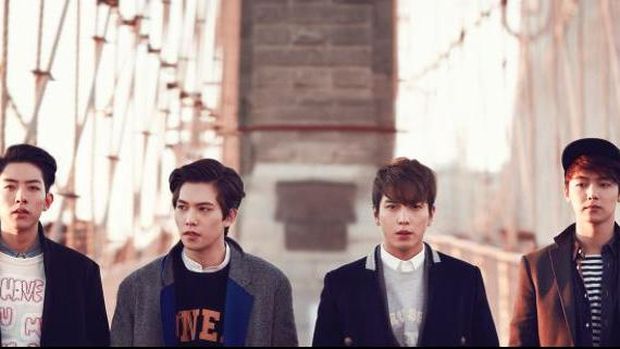Jung Yoing Hwa (tiga dari kiri) merupakan gitaris band CNBLUE yang belajar di Jurusan Studi China di Kyung Hee Cyber University.