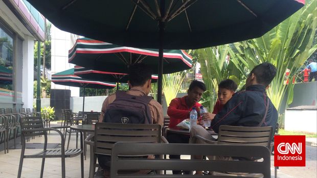 Gerai 7-Eleven menyediakan tempat menongkrong sehingga dulu sangat disenangi anak muda.