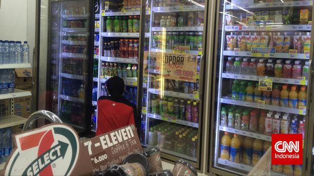 Semula 7-Eleven menjadi salah satu toko dengan koleksi minuman beralkohol paling lengkap.