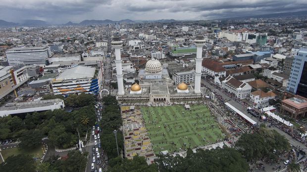 Masjid Raya Bandung jadi salah satu tempat yang ramai dikunjungi saat lebaran ini.