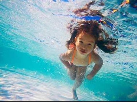 Tips agar anak tetap aman saat berenang/