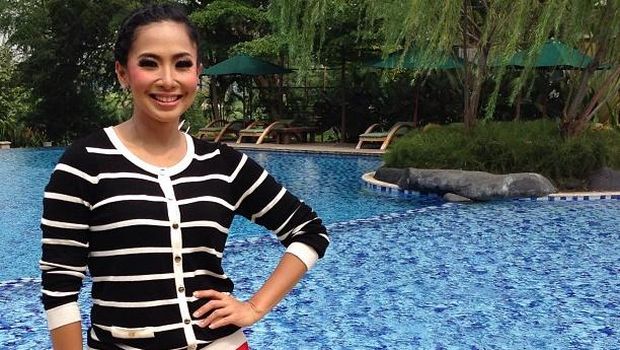 Feni Rose harus pintar-pintar menggali rahasia selebriti, sebagai pembawa acara Rumpi.