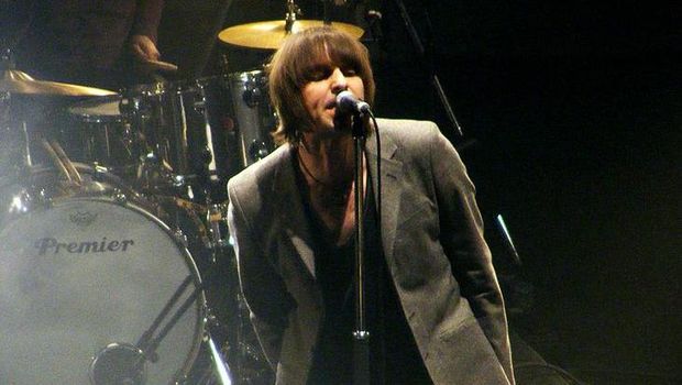 Gaya khas Liam Gallagher saat bernyanyi.