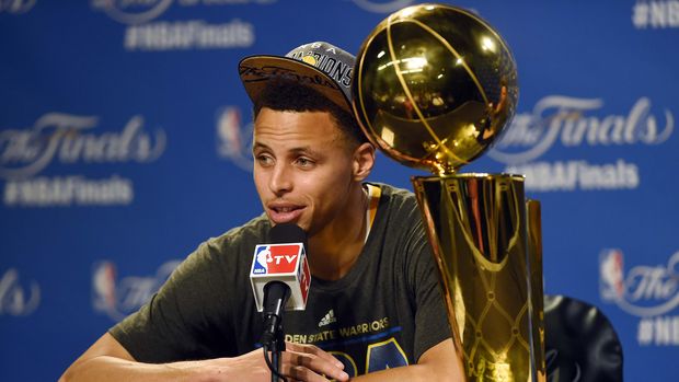 Stephen Curry mengantarkan Golden State Warriors ke tangga juara NBA 2015.