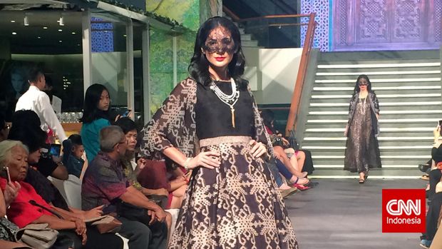 Berlebaran Etnik dengan Busana Batik Bermotif Tenun
