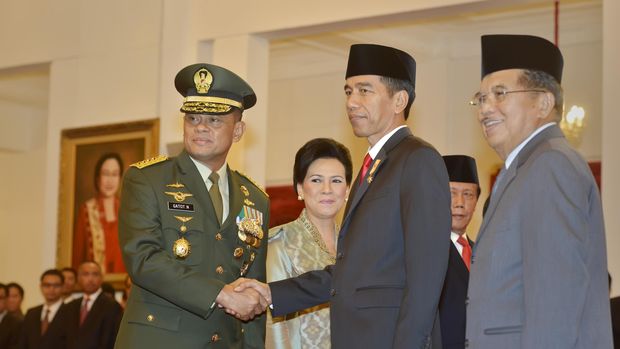 Presiden Joko Widodo (tengah) didampingi Wapres Jusuf Kalla (kanan) berjabat tangan dengan Panglima TNI Jenderal TNI Gatot Nurmantyo (kiri) usai pelantikannya di Istana Merdeka, pada 2015.