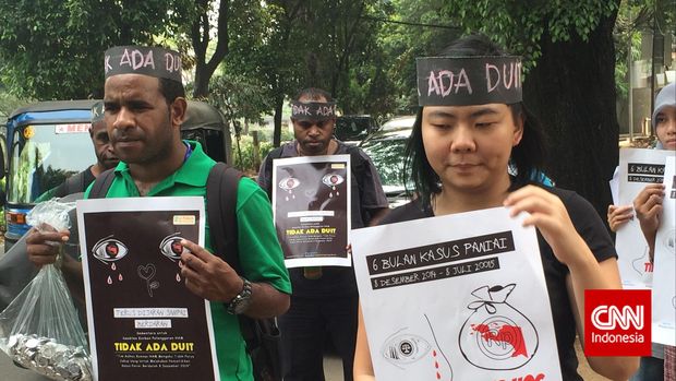 Aksi protes untuk mendesak penyelesaian kasus HAM di Paniai. (CNN Indonesia/Christie Stefanie)