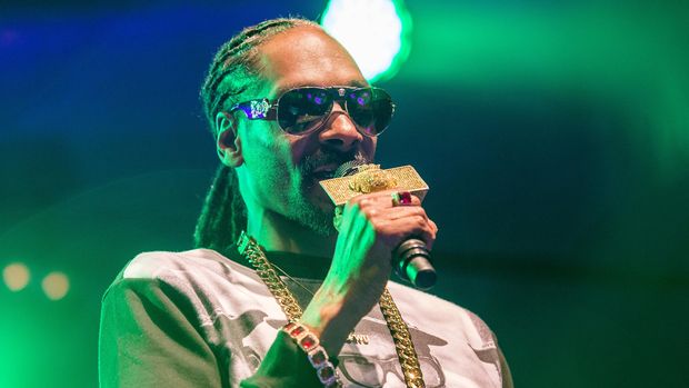 Snoop Dogg pernah diketahui ditangkap polisi bandara karena ganja.