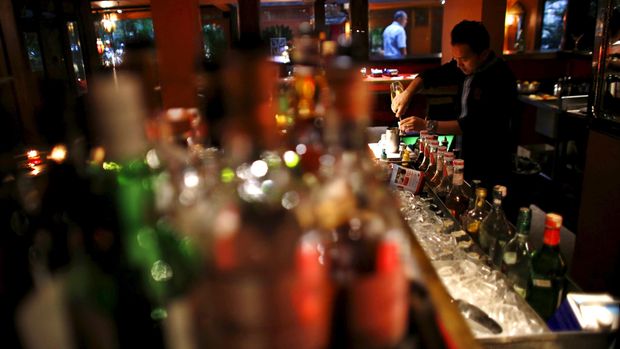 Industri pariwisata, termasuk bar dan hotel, jadi salah satu sektor jasa andalan di Jakarta.