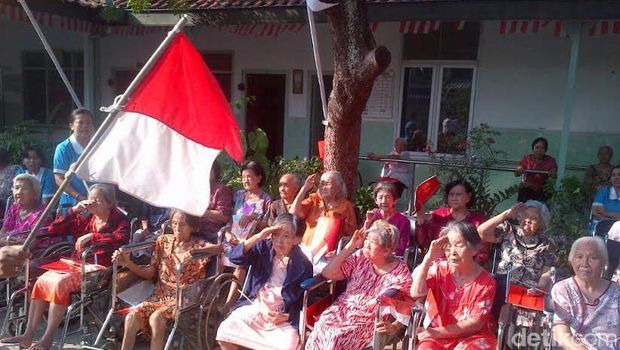 Lansia di Panti Wreda Semarang Semangat Lempari Tentara 