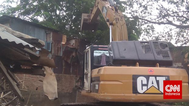 Alat berat dipakai untuk merobohkan rumah warga dalam upaya pemindahan paksa.