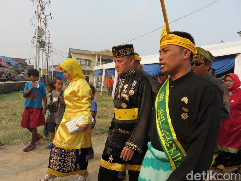 Presiden Jokowi Pakai Baju  Adat dan Disambut Sultan 