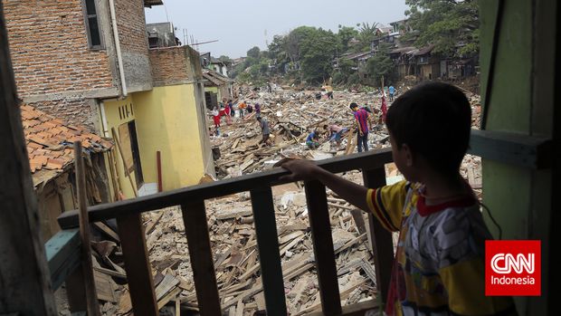 Warga menyaksikan penggusuran di Kampung Pulo, Jakarta, Sabtu, 22 Agustus 2015. 
