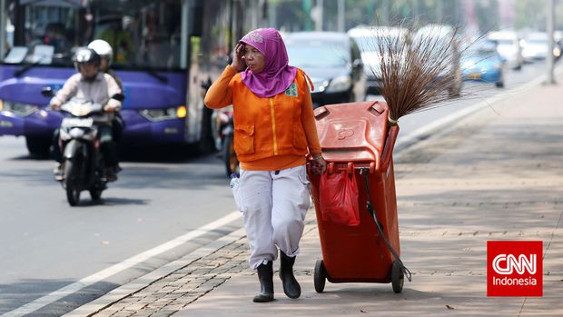 Trotoar di Jakarta sering kali digunakan oleh kendaraan bermotor terutama kendaraan roda dua.