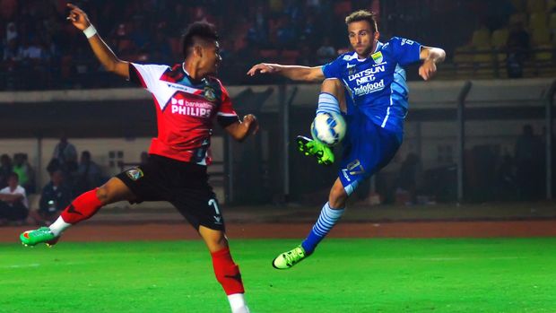 Ilija Spasojevic (kanan) saat bermain untuk Persib. Dia bisa kembali ke mantan klubnya itu. (Agus Bebeng)