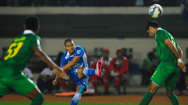 Tantan disiapkan jadi striker murni jika Sergio van Dijk masih belum siap dimainkan di ujung tombak.