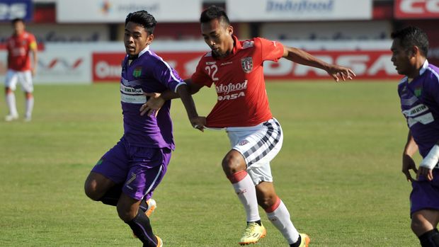Pertandingan Persita melawan PSMS berakhir dengan kerusuhan.